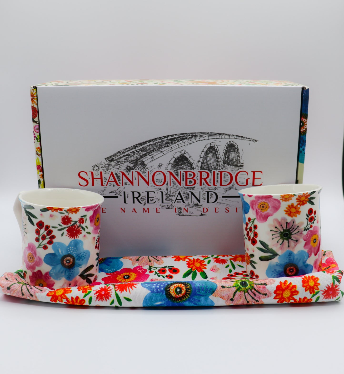 Shannonbridge 2 Mugs with Tea-Towel Giftset