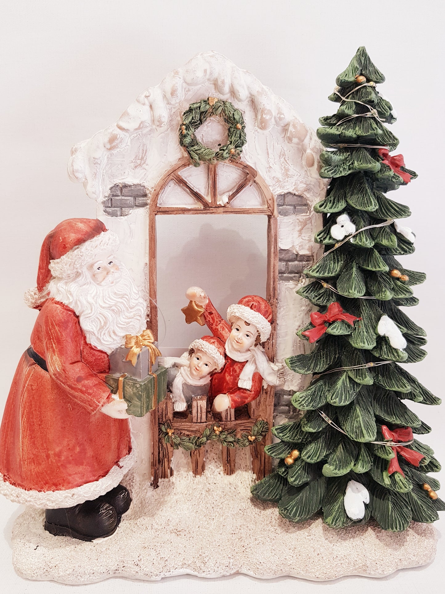 SANTA SCENE WITH CHILDREN AT WINDOW AND LED TREE 22.5CM