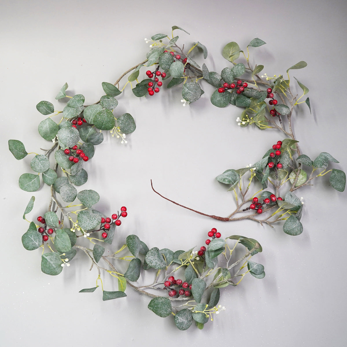 VERANO GARLAND WITH EUCALYPTUS LEAVES AND RED BERRIES 198CM