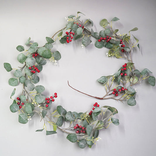 VERANO GARLAND WITH EUCALYPTUS LEAVES AND RED BERRIES 198CM